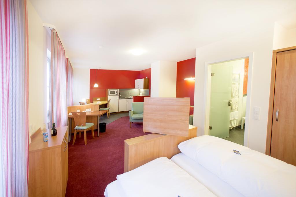 Hotel Weisses Lamm ファイツヘーヒハイム エクステリア 写真