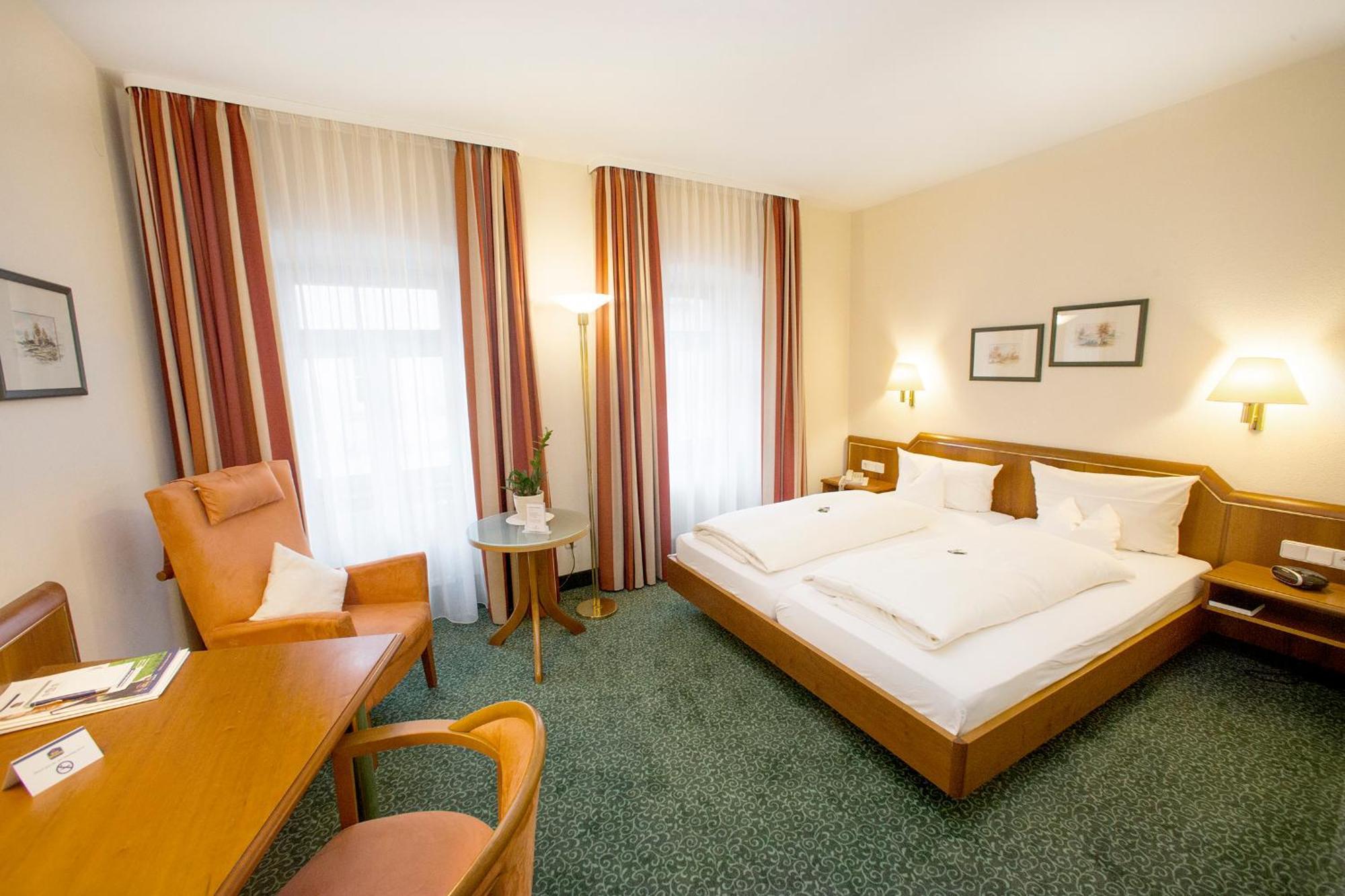 Hotel Weisses Lamm ファイツヘーヒハイム エクステリア 写真