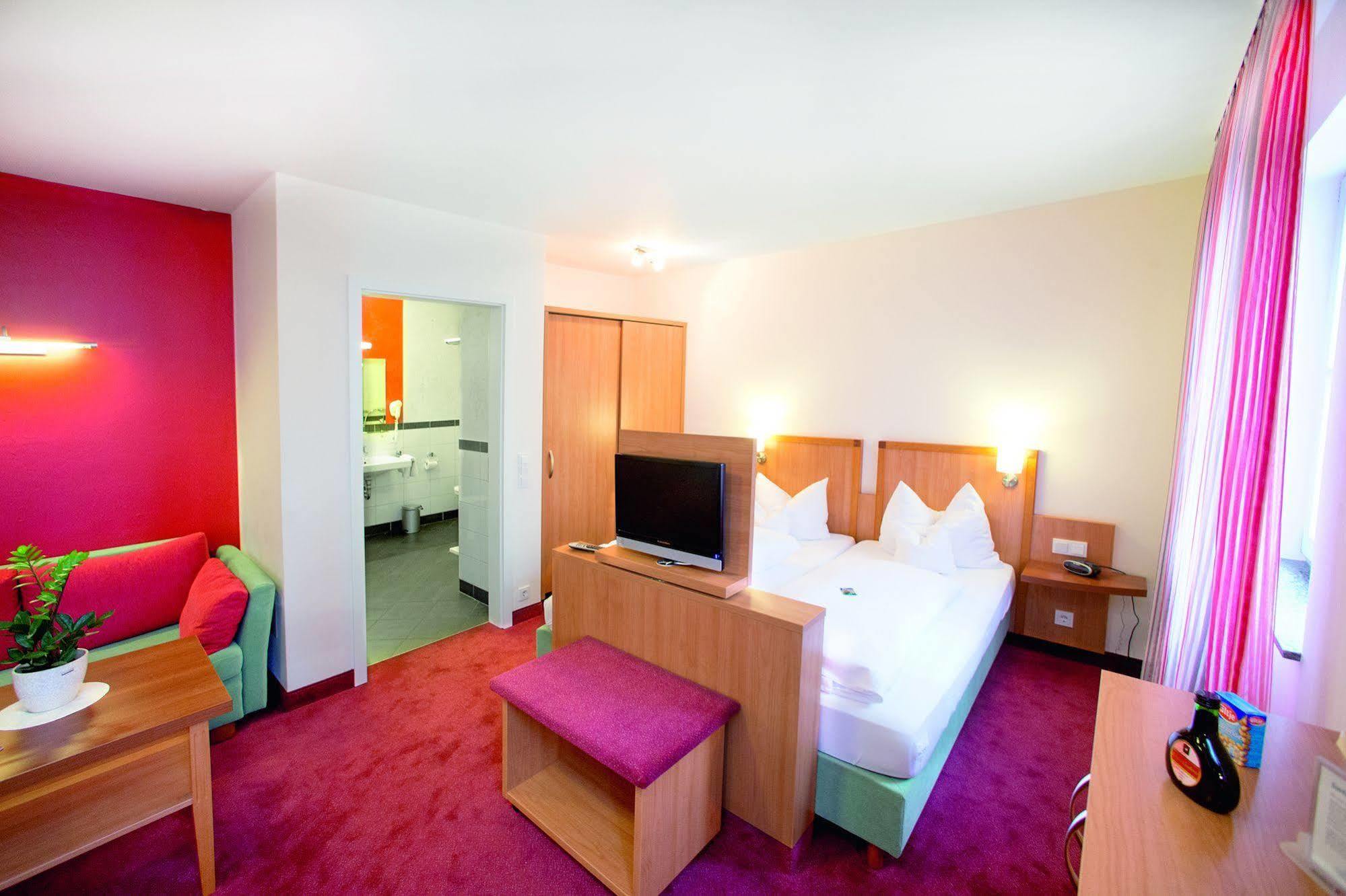 Hotel Weisses Lamm ファイツヘーヒハイム エクステリア 写真